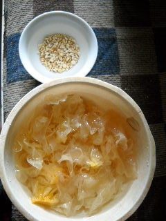 薏米花生银耳羹步骤2