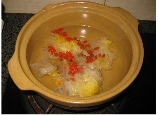 银耳杞子护肤糖水步骤2