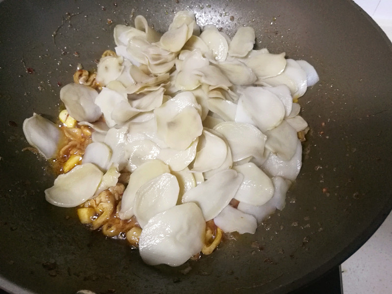 肥肠炒土豆干步骤8