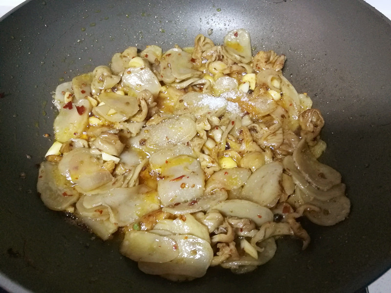 肥肠炒土豆干步骤9