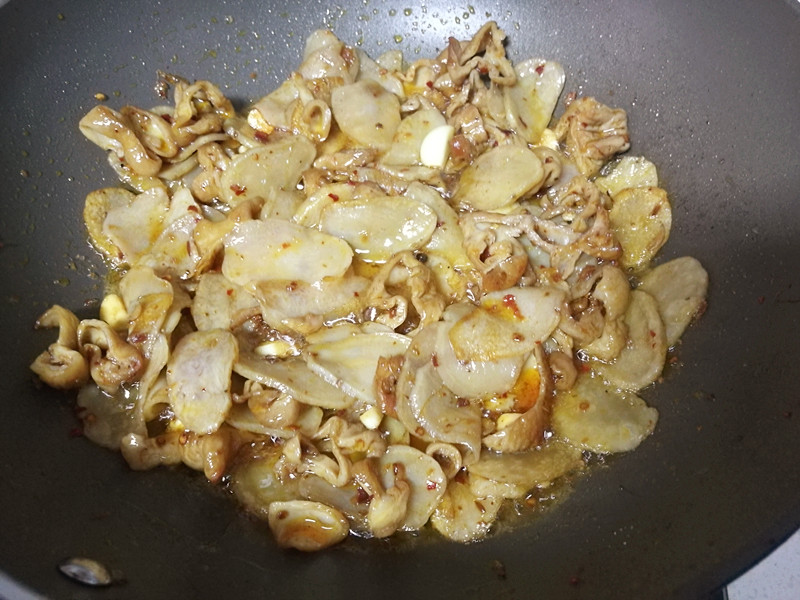肥肠炒土豆干步骤10