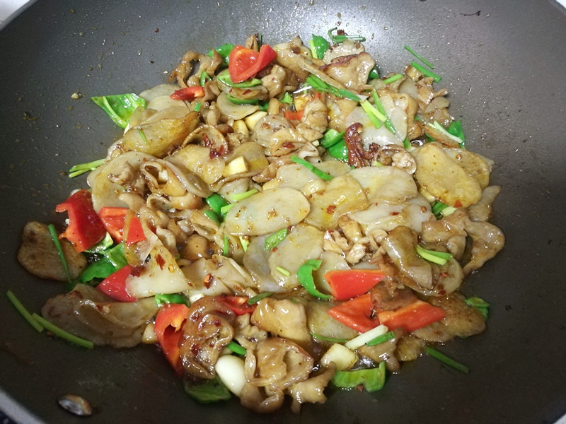 肥肠炒土豆干步骤12