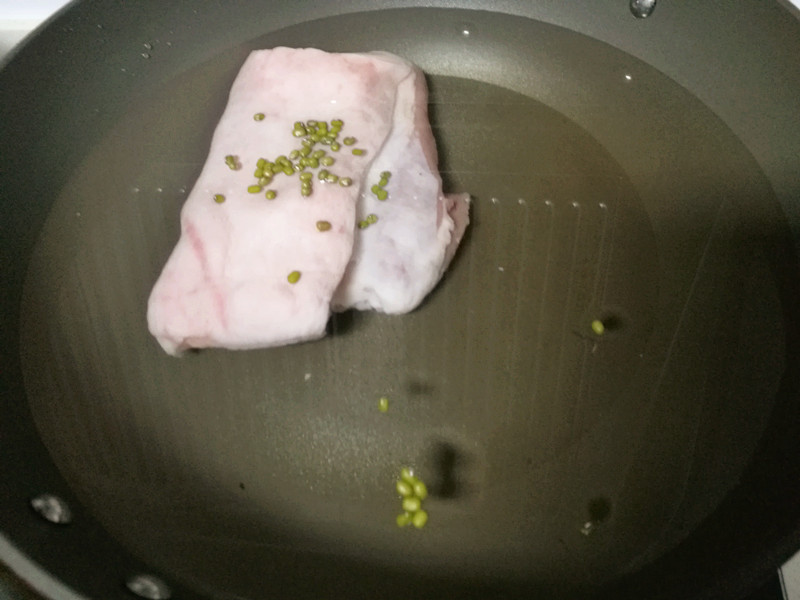 芋头红烧肉步骤1