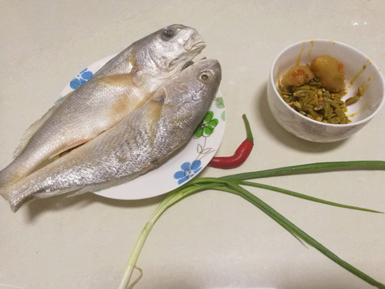 酸豆角烧黄鱼步骤1