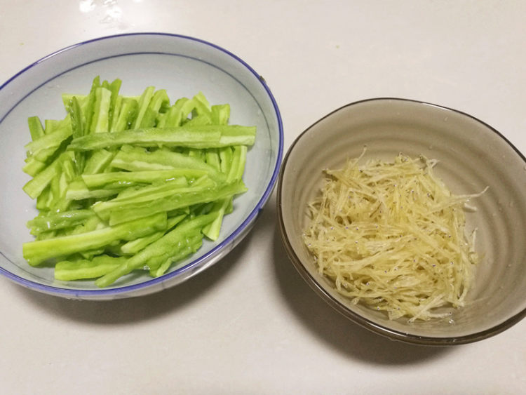 银鱼干炒苦瓜步骤3