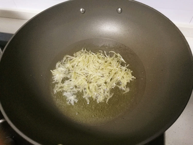 银鱼干炒苦瓜步骤4