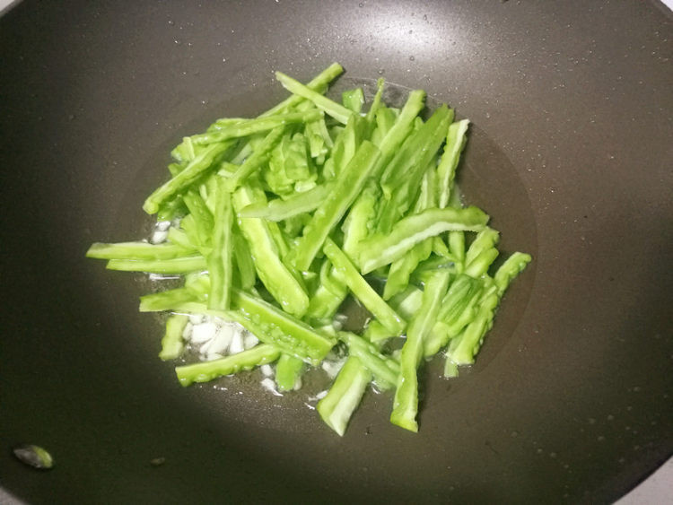 银鱼干炒苦瓜步骤7