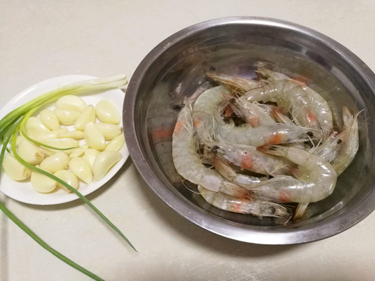 蒜蓉白虾步骤1