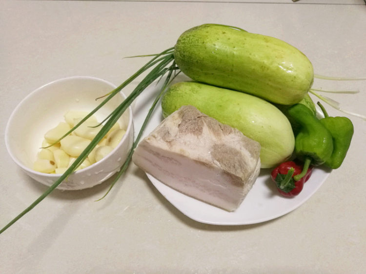 回锅肉烧黄瓜步骤1