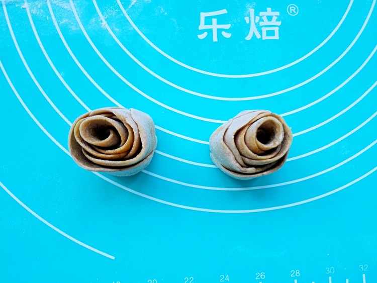 红枣玫瑰花卷步骤13