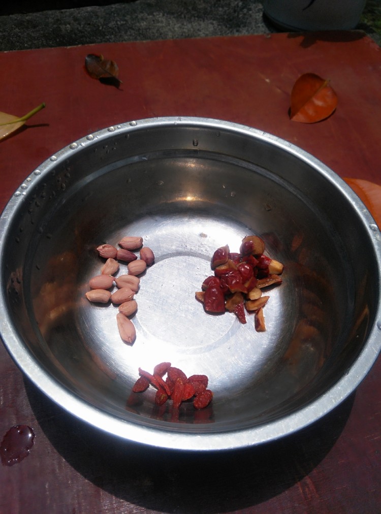 红枣花生枸杞豆浆步骤2
