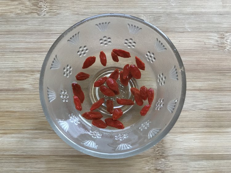 黑枣莲子粥步骤2