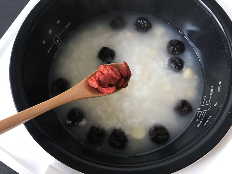 黑枣莲子粥步骤5