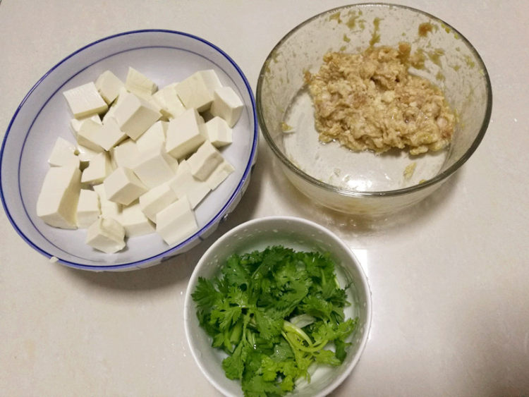 酸汤丸子烧豆腐步骤2