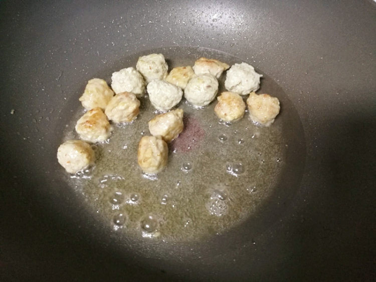 酸汤丸子烧豆腐步骤5