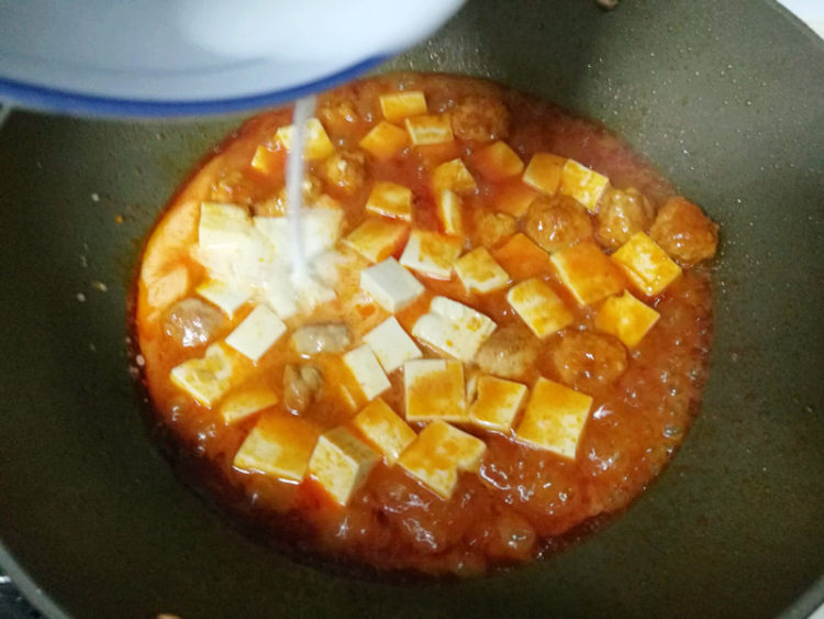 酸汤丸子烧豆腐步骤10