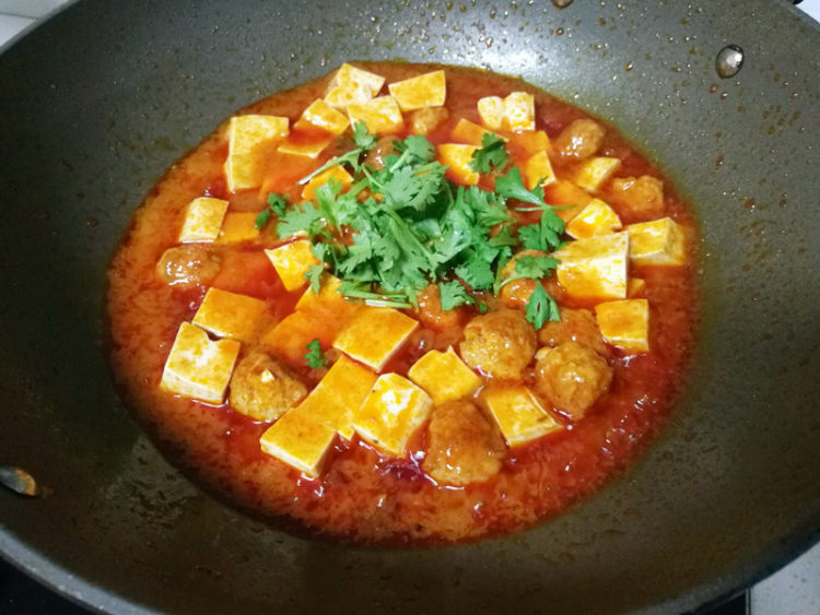 酸汤丸子烧豆腐步骤12