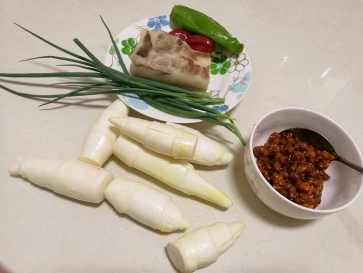 茭白回锅肉步骤1