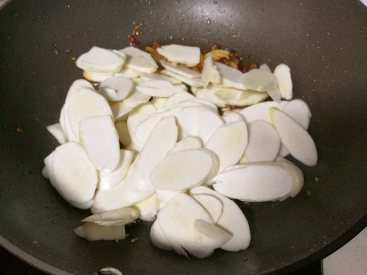 茭白回锅肉步骤6