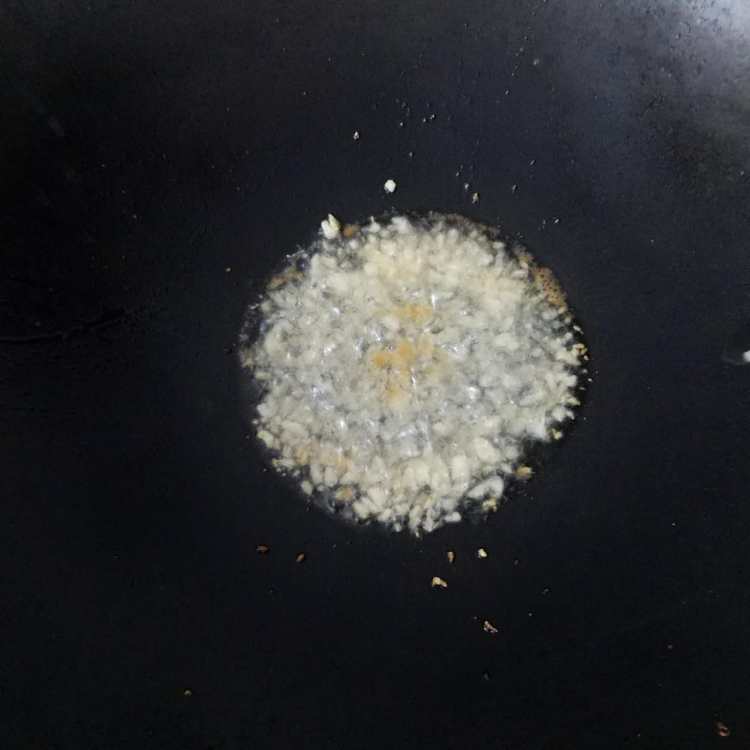 蒜蓉炒红薯叶步骤5