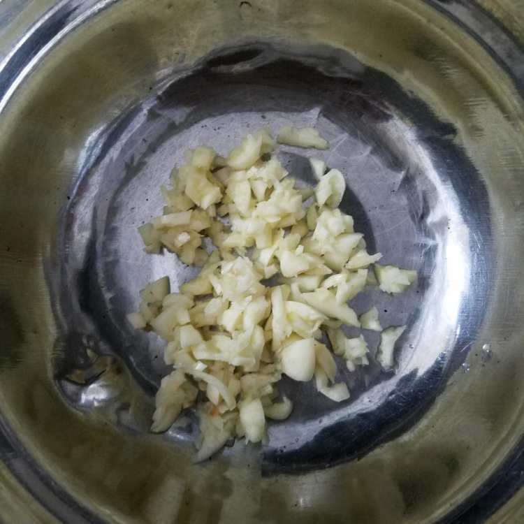 蒜蓉炒红薯叶步骤4