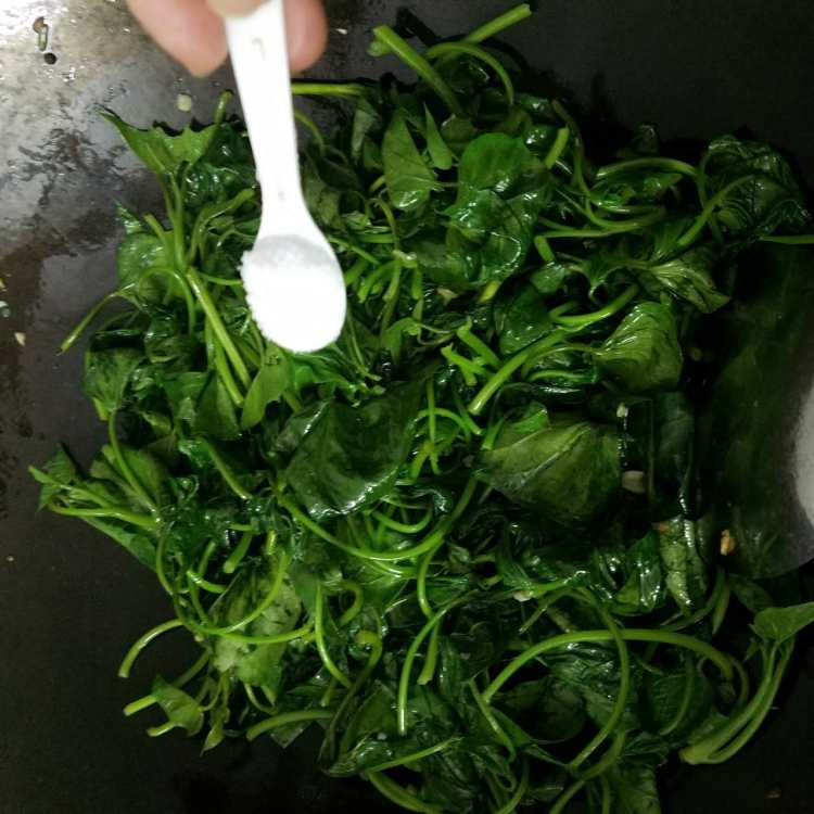 蒜蓉炒红薯叶步骤8