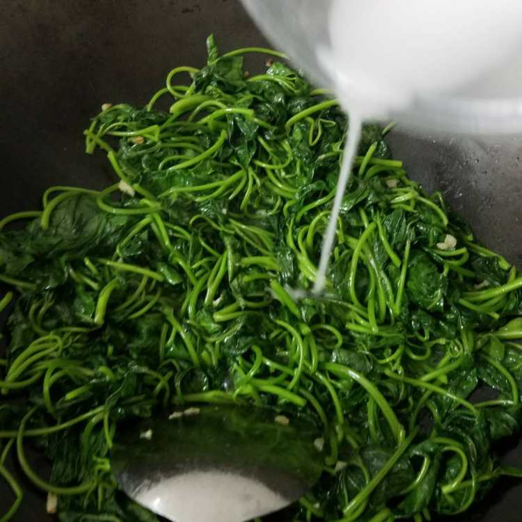 蒜蓉炒红薯叶步骤10