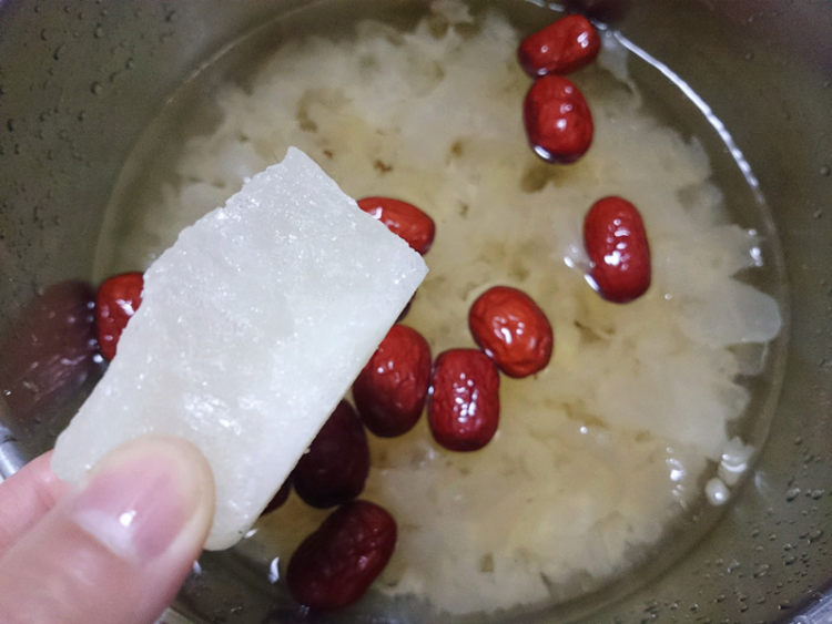 皂角米桃胶银耳汤步骤4