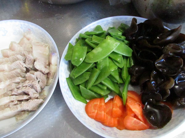 炒草菇木耳步骤2