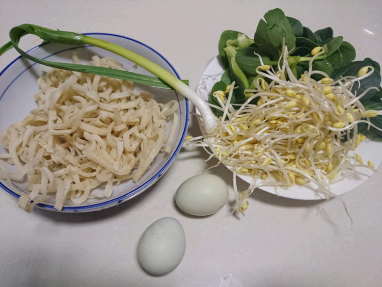 青菜鸡蛋煮豆丝步骤1