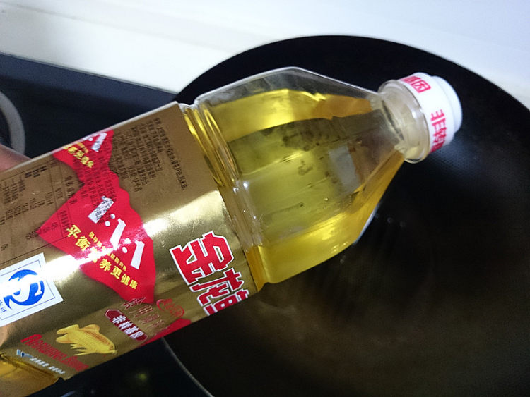腊肉炒黄豆芽步骤3