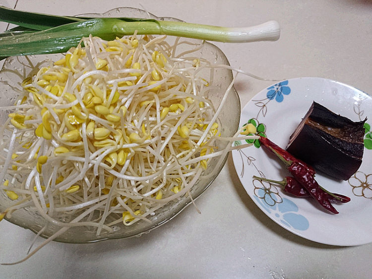 腊肉炒黄豆芽步骤1