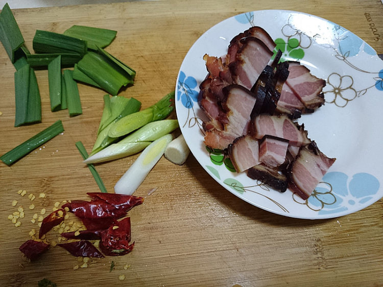 腊肉炒黄豆芽步骤2