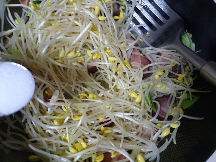 腊肉炒黄豆芽步骤7