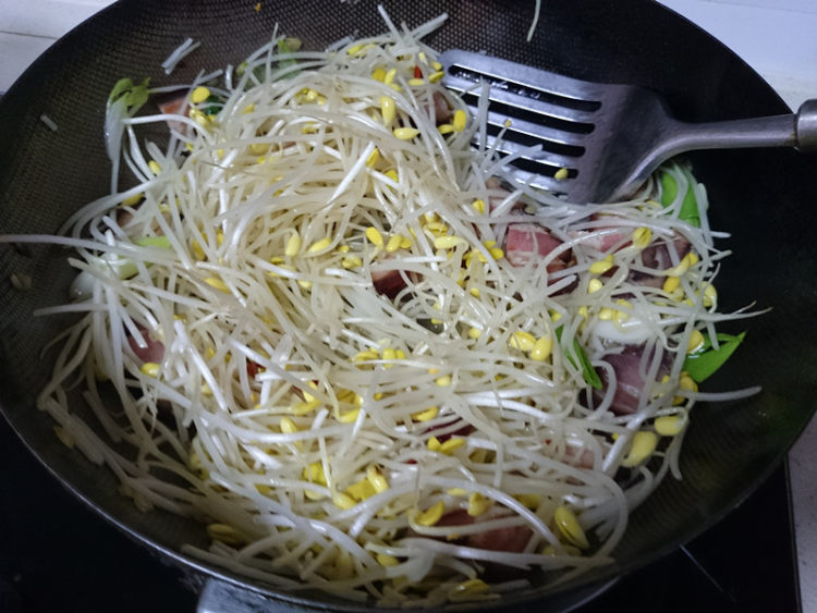 腊肉炒黄豆芽步骤6