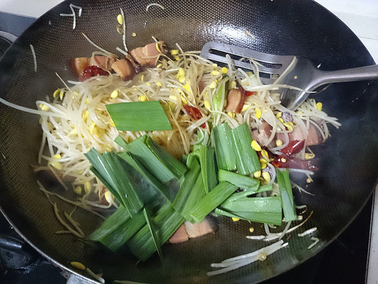 腊肉炒黄豆芽步骤10