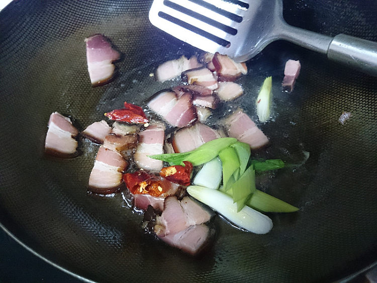 腊肉炒黄豆芽步骤5