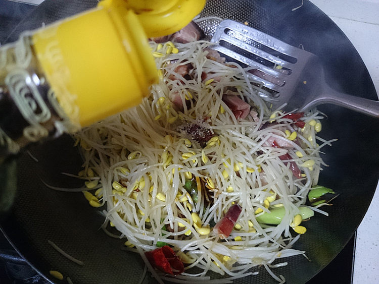 腊肉炒黄豆芽步骤9