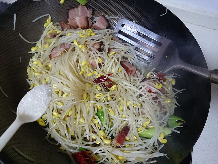 腊肉炒黄豆芽步骤8