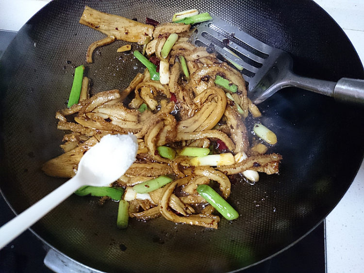 蒜苗炒牛肚步骤8