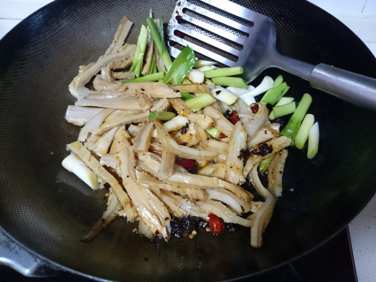 蒜苗炒牛肚步骤7