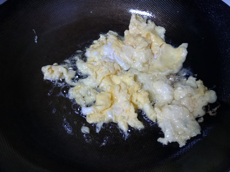 蚬子干炒韭菜步骤6