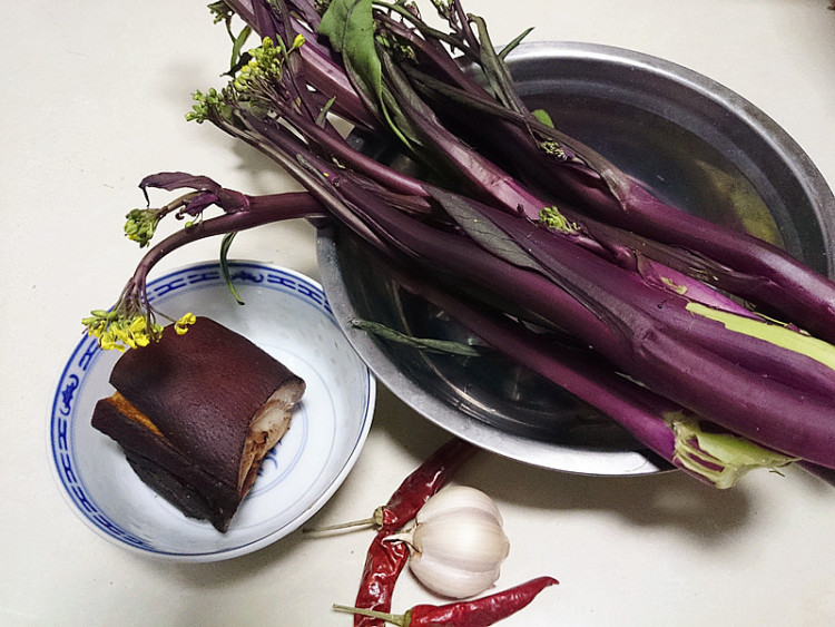 腊肉炒红菜台步骤1