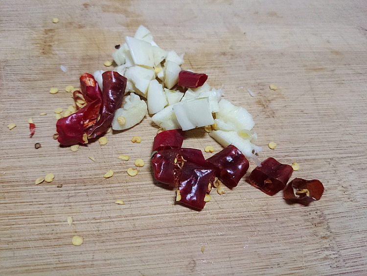 腊肉炒红菜台步骤3