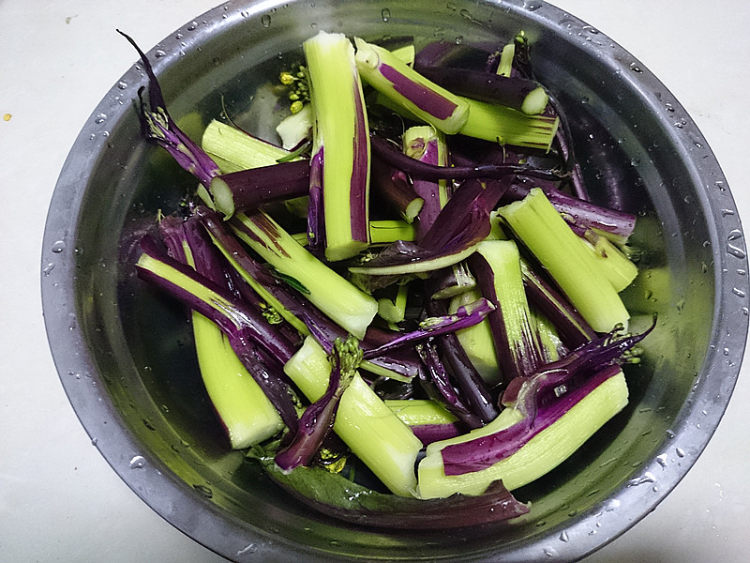 腊肉炒红菜台步骤4