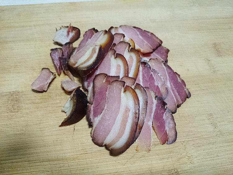 腊肉炒红菜台步骤2
