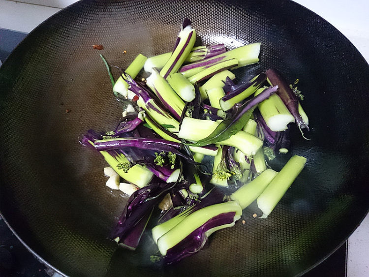 腊肉炒红菜台步骤7