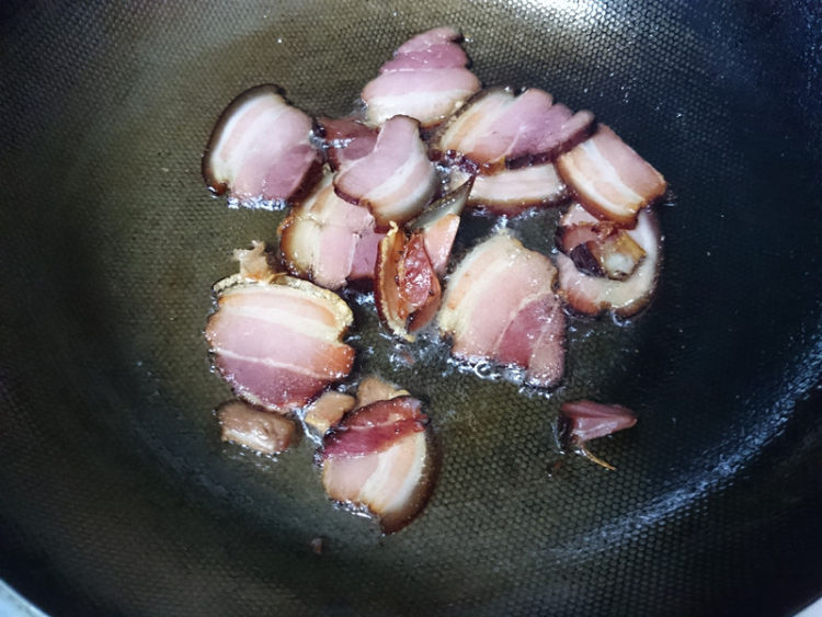 腊肉炒红菜台步骤5