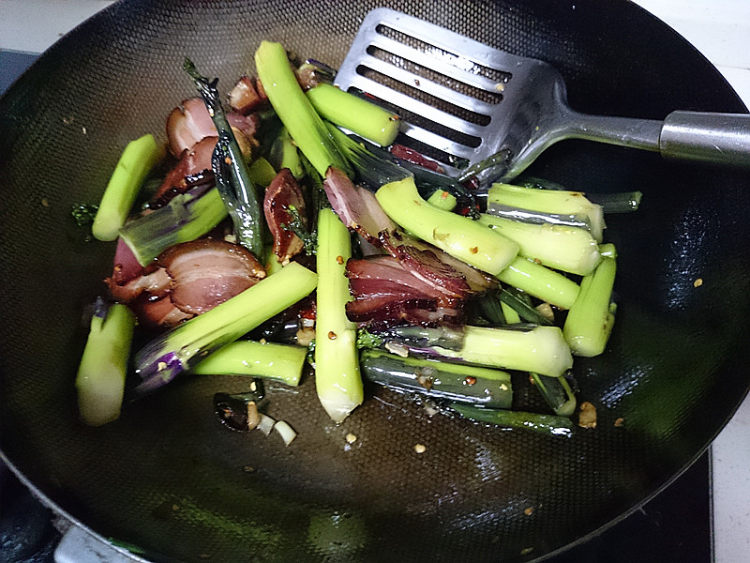 腊肉炒红菜台步骤10