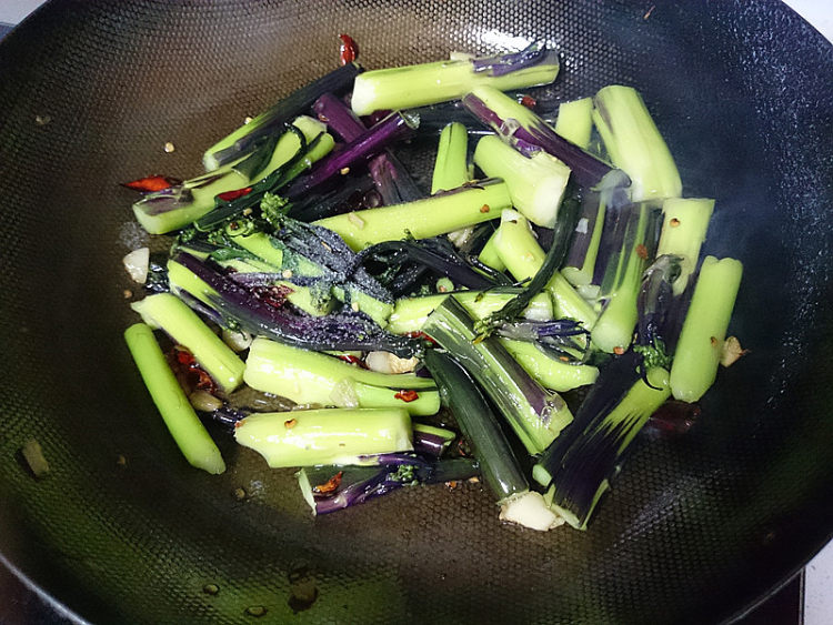 腊肉炒红菜台步骤8